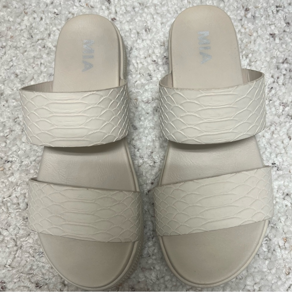 bone Mia slide, barely worn